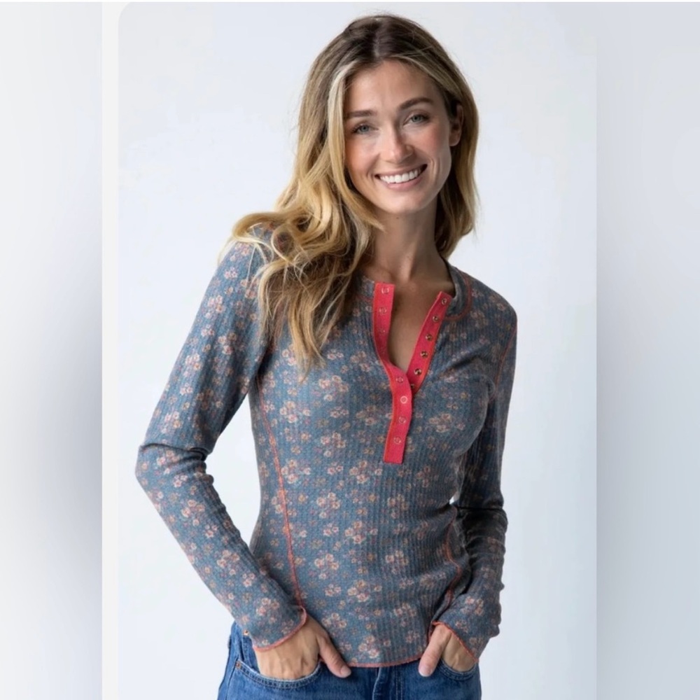Natural Life Reagan Thermal Long Sleeve Henley Slate Floral Blooms Size Medium